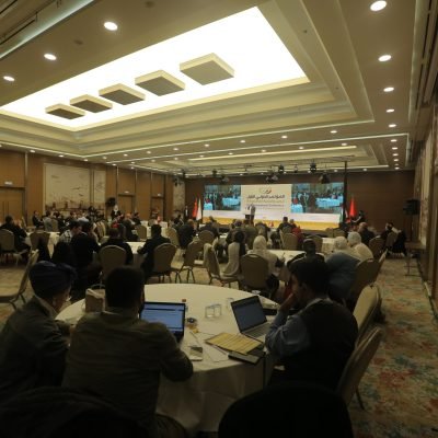 المنصة مع الجمهور